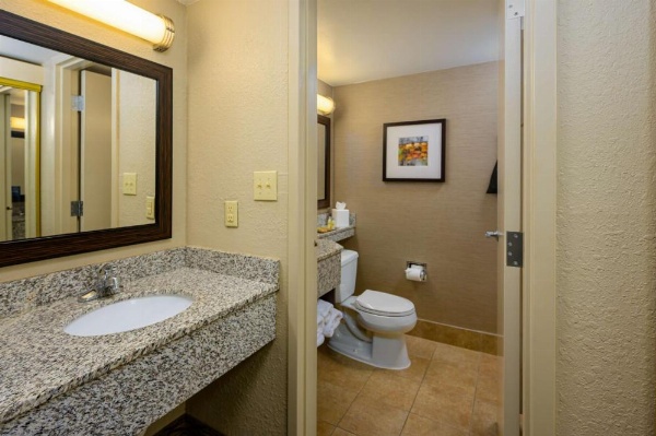 DoubleTree by Hilton Raleigh Midtown image 17